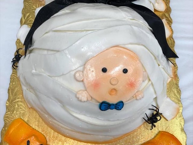 Halloween baby bump cake